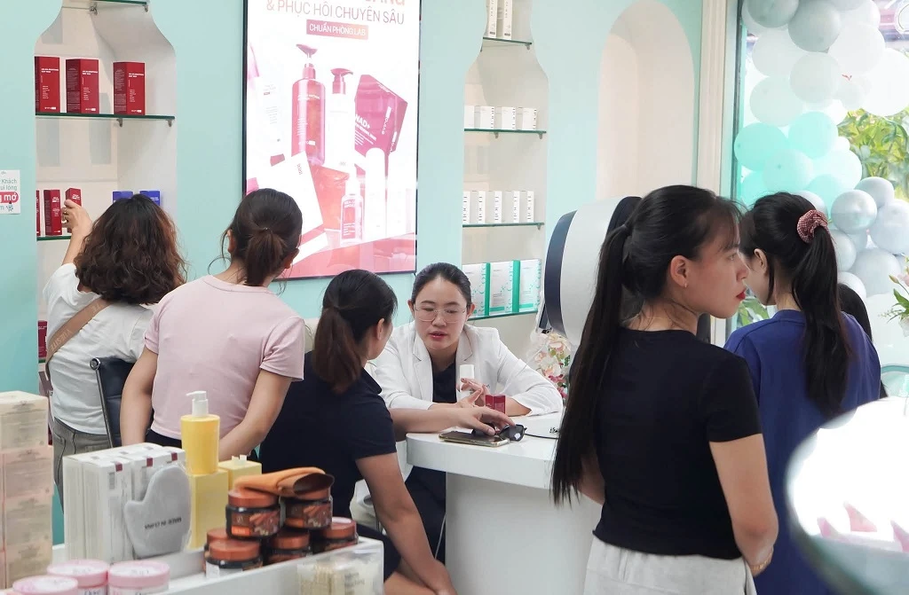 Chị Minh Thư tại cửa hàng mỹ phẩm đại lý phân phối BeauFirst Global