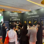 Toàn cảnh gian hàng Dērmyxis tại Booth 50, IMCAS China 2026