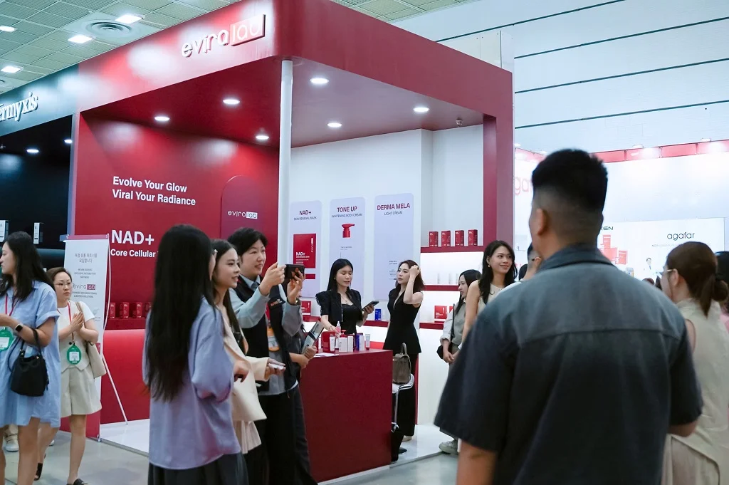 Khách tham quan trải nghiệm sản phẩm tại booth InterCHARM Korea